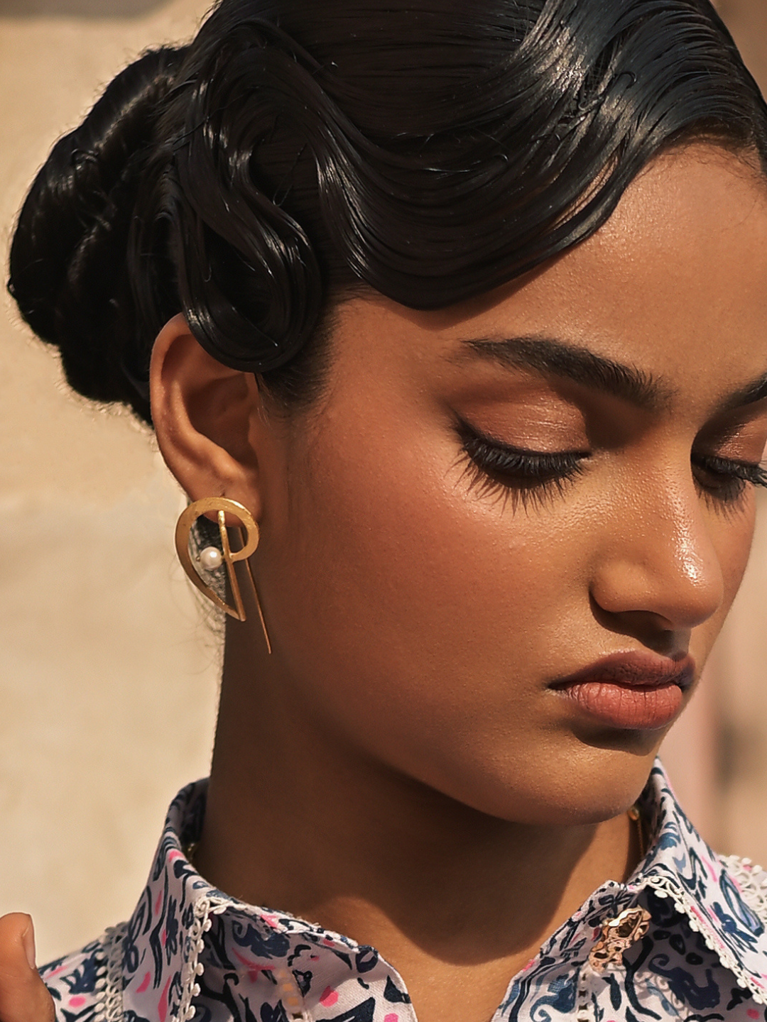 CURVED INTO PEARL EARRING