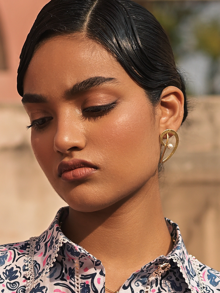 CURVED INTO PEARL EARRING