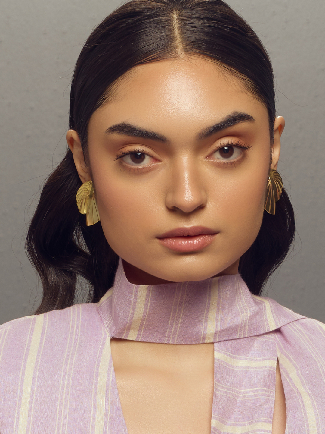 CURVED SHELL EARRING
