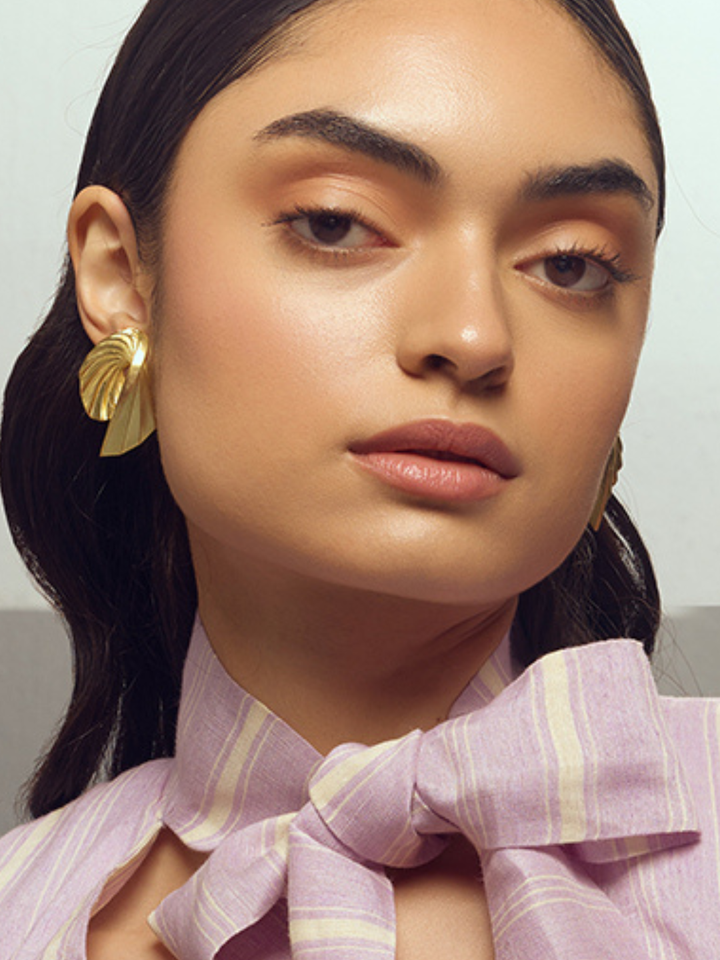 CURVED SHELL EARRING