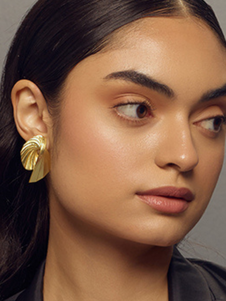 CURVED SHELL EARRING