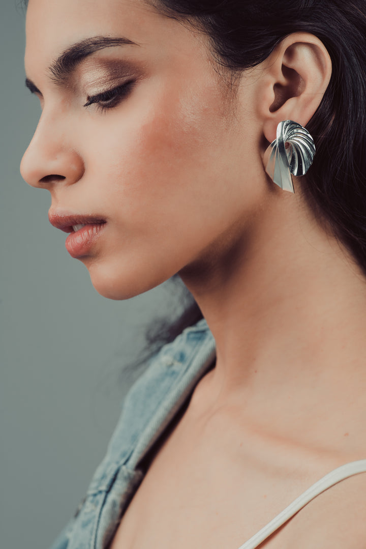 CURVED SHELL EARRING