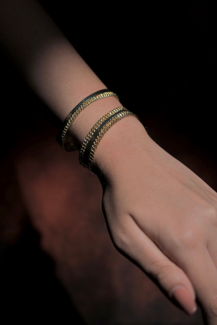 CHAINED CUFF