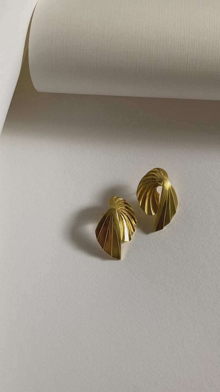 CURVED SHELL EARRING